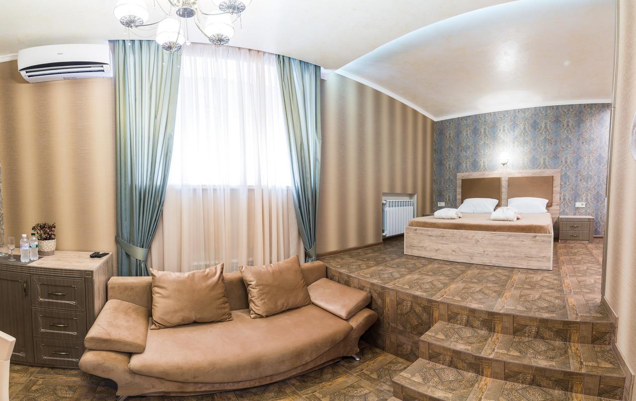 L.O.Y Family Hotel Dnipro Exterior foto